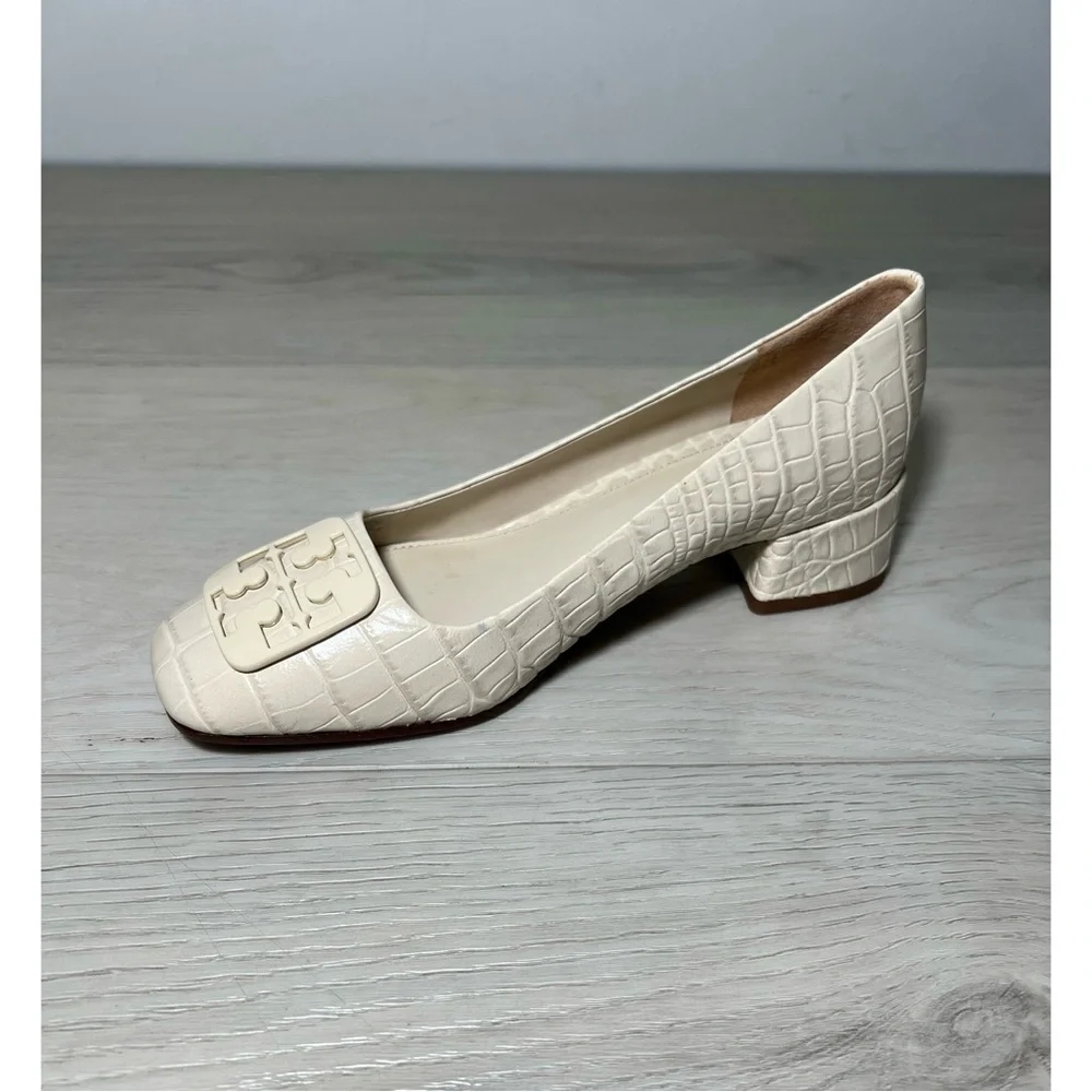 TORY BURCH GEORGIA PUMP SHOES.  Color Cream Sz 5.5